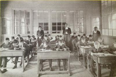 Les éleves étaient studieux sous le regard des professeurs qui assuraient les cours On peut voir les anciens pupitres d'écoliers avec l'encrier sur la droite du bureau, car on ecrivait à la plume et à l'encre.